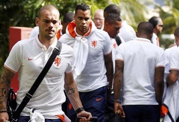 Sao Hà Lan đi bay đêm, HLV Van Gaal tức điên tiết