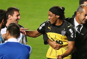 Fan giống hệt Ronaldinho đột nhập vào sân trêu đùa Messi