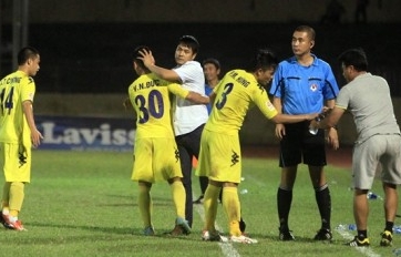 Công Vinh tỏa sáng, SLNA giành lại được 3 điểm trước Than Quảng Ninh