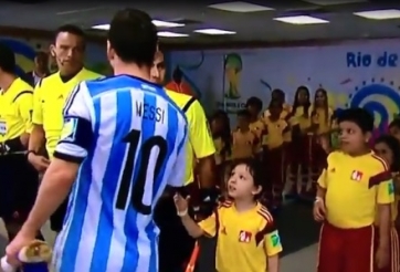 Trước chiến thắng, Messi 'hắt hủi' fan nhí