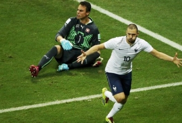 Trọng tài thổi còi vô duyên, Benzema mất siêu phẩm