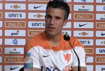 Van Persie: Đừng chỉ trích Rooney