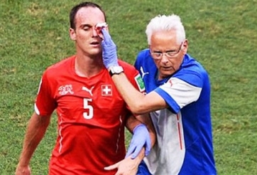 Giroud đạp rách mặt hậu vệ Thuỵ Sỹ