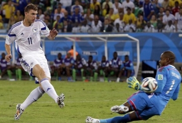 VIDEO: Trọng tài từ chối bàn thắng hợp lệ của Edin Dzeko