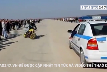 Video đua xe: Màn biểu diễn drift trêu ngươi cảnh sát của tay đua moto
