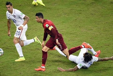 VIDEO: Pha bóng Ronaldo làm xiếc trước các cầu thủ Mỹ