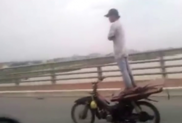 Video đua xe: Dân tổ khoanh tay đứng trên xe máy đi hơn 1km ở VIệt Nam