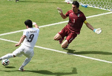 Video World Cup 2014: Hai tình huống cứu thua xuất thần của thủ thành Buffon trước Uruguay