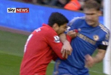 VIDEO: Xem lại 3 tình huống Luis Suarez cắn đồng nghiệp