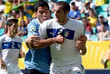 Bằng chứng Luis Suarez muốn cắn Chiellini từ năm 2013