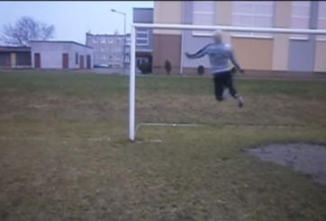 Cầu thủ nghiệp dư chạy nhanh, nhảy cao hơn Ronaldo gây bão mạng