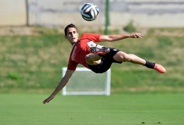 VIDEO: Januzaj lập siêu phẩm volley trong buổi tập của ĐT Bỉ