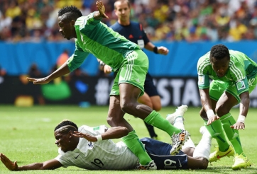 VIDEO: Va chạm với Pogba, tiền vệ Nigeria khóc vì chấn thương
