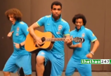 VIDEO: Cầu thủ Brazil trổ tài ca hát trước thềm tứ kết