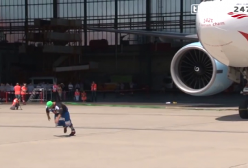 VIDEO: Lực sỹ Franz Mullner lập kỷ lục kéo di chuyển chiếc Boeing 777
