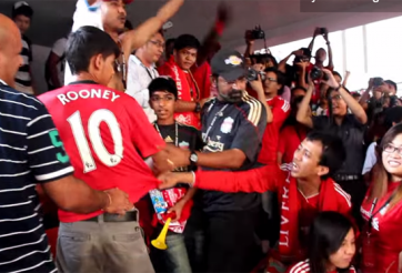 VIDEO: CĐV liều lĩnh mặc áo MU trước rừng fan Liverpool