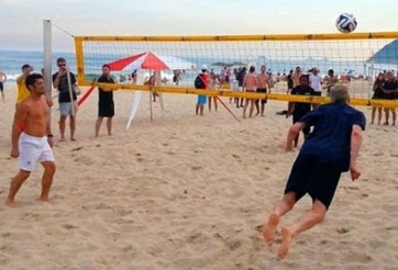 VIDEO: HLV Wenger tái hiện pha đánh đầu của Persie ở môn bóng đá bãi biển