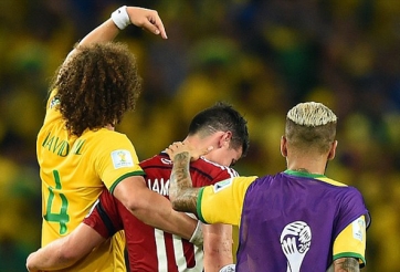 VIDEO: Cầu thủ Brazil ra sức an ủi khi James Rodriguez khóc nức nở