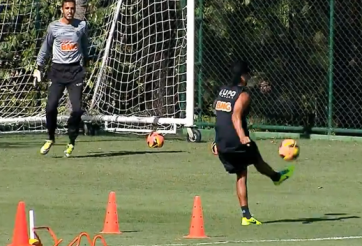 VIDEO: Ronaldinho trình diễn kỹ thuật thượng thừa trên sân tập