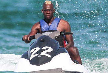 'Ngựa chứng' Mario Balotelli lại gây sốc với súng!