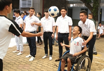 Các cầu thủ U19 Việt Nam tham gia hoạt động từ thiện tại TPHCM