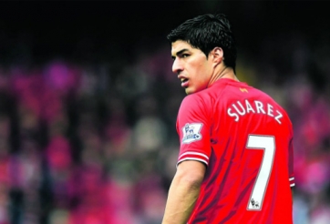 Suarez cắn người, Liverpool mất tiền, hụt kỉ lục