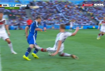 Howedes đạp thẳng đầu gối Zabaleta trong trận chung kết