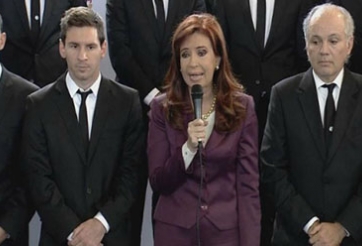 Dàn sao ĐT Argentina mặt buồn rười rượi trở về quê nhà