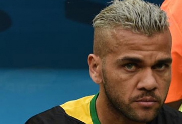 Dani Alves bất ngờ tuyên bố ở lại Barca