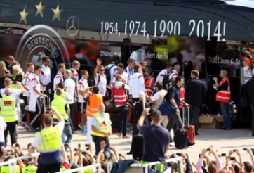 Hàng ngàn người đổ ra đường chào đón ĐT Đức trở về