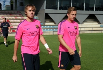 Barca tập luyện trong trang phục màu hồng