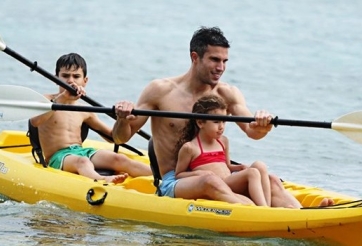 Robin van Persie tranh thủ đưa vợ con đi nghỉ mát