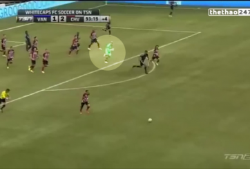 VIDEO: 'Đắng lòng' thủ môn lên tham gia phạt góc bị 'hồi mã thương'