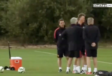 VIDEO: Buổi tập đầu tiên của HLV Val Gaal cùng các cầu thủ Man Utd