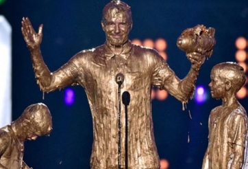 Cha con Beckham ‘hú vía’ khi nhận giải Legend Award