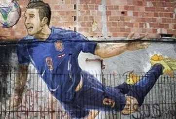 Van Persie 'bay' trên đường phố Brazil