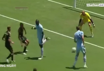 VIDEO: Pha đánh gót trượt siêu hài của Mario Balotelli