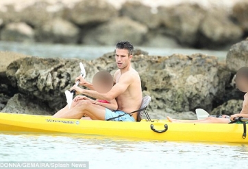 Robin van Persie không cùng Man United du đấu trên đất Mỹ