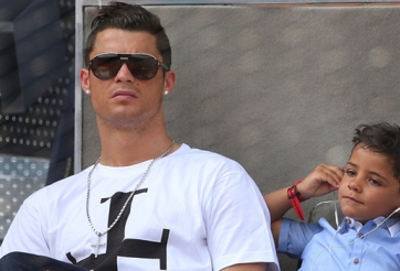 Mẹ của con trai Cris Ronaldo vẫn được giữ kín