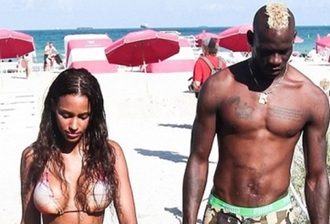 Balotelli vừa đọc tự truyện Ibra, vừa trổ tài nhảy múa