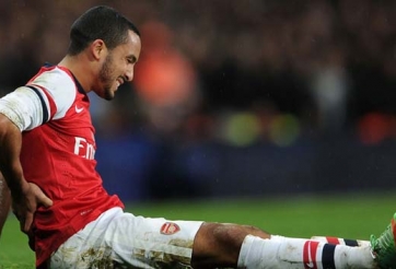 Theo Walcott lại mang tin buồn đến cho Arsenal