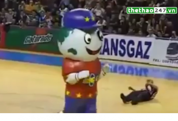 VIDEO: Linh vật quậy tưng bừng choảng cả trọng tài