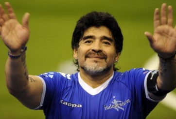 VIDEO: Maradona vẫn giữ được kỹ thuật điêu luyện ở tuổi 53