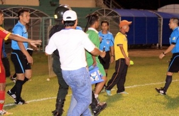 CĐV An Giang “đòi tẩn” Trọng tài Phùng Đình Dũng