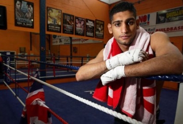 VIDEO: Cú đấm thổi tắt 8 ngọn nến của võ sỹ quyền Anh Amir Khan