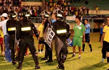 Trọng tài bị hành hung, BTC sân An Giang đối mặt với án phạt nặng