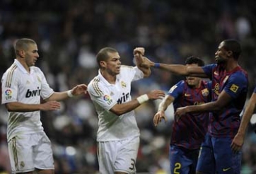 Cựu sao Barca từ chối bắt tay, ném chai nước về phía Pepe