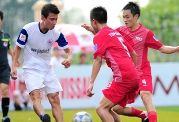 Tuấn Hưng đối đầu Quốc Vượng tại sân bóng đá phủi