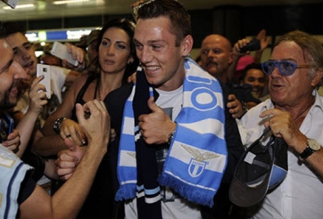 Stefan de Vrij ký hợp đồng 5 năm với Lazio