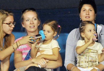 Federer thuê ba bảo mẫu chăm hai cặp song sinh